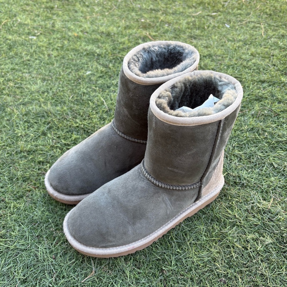 Youth Kids Size 4Y UGG Boys Girls Snow Boots Winter Fit Women Size 6